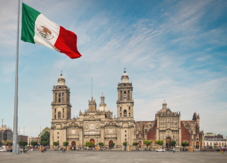 bandera mexico delante de edificion prestigioso